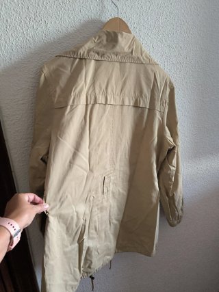 Chaqueta militar beige con capucha