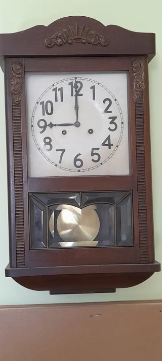 Reloj de pared antiguo de madera