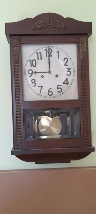 Reloj de pared antiguo de madera