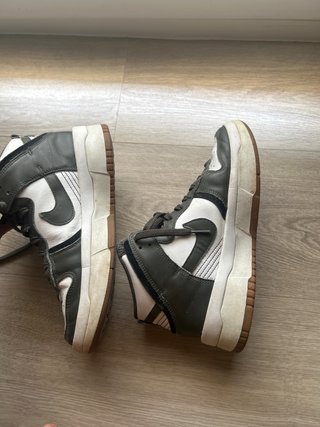 Zapatillas Nike grises y blancas