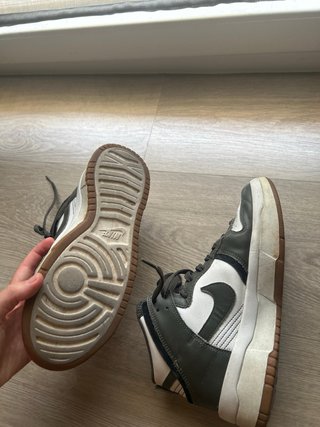 Zapatillas Nike grises y blancas