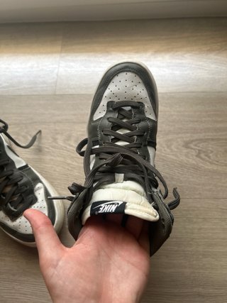 Zapatillas Nike grises y blancas