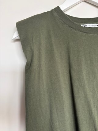 Camiseta verde militar con hombreras