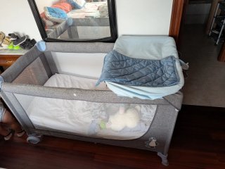 Cuna de viaje kinderkraft gris