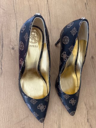 Zapatos Guess tacón estampado monograma