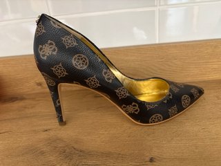 Zapatos Guess tacón estampado monograma