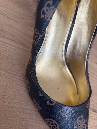 Zapatos Guess tacón estampado monograma