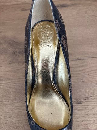 Zapatos Guess tacón estampado monograma