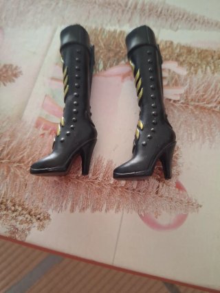 Botas de Muñeca Negras con Detalles Dorados