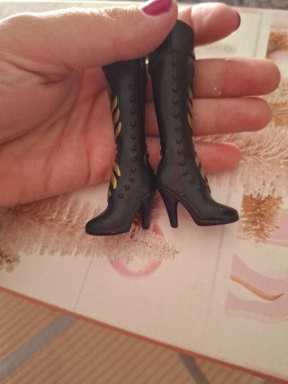 Botas de Muñeca Negras con Detalles Dorados