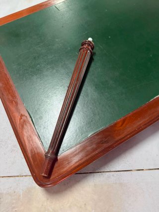 Mesa de madera maciza con 8 sillas. Estilo clásico