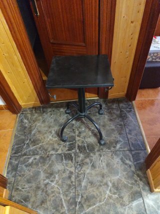 Mesa para portátil con ruedas