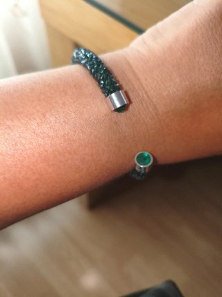 Pulsera plata con brillantes verdes