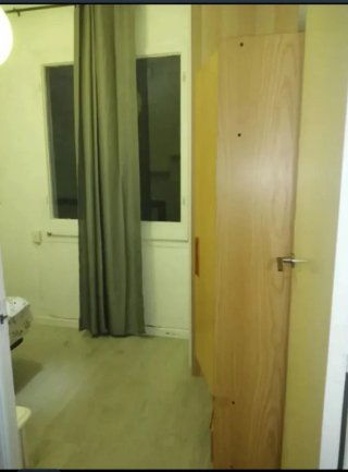 Habitación completa con armario y cama