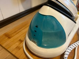 Plancha de vapor con depósito de agua como nueva.