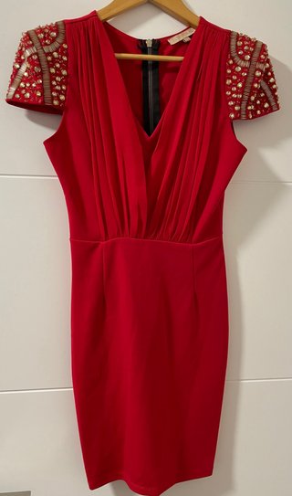 Vestido de fiesta rojo con pedrería