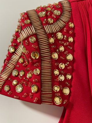 Vestido de fiesta rojo con pedrería
