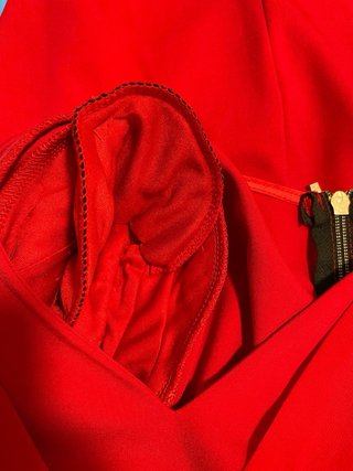 Vestido de fiesta rojo con pedrería