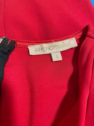 Vestido de fiesta rojo con pedrería