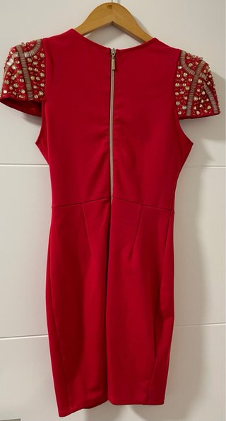 Vestido de fiesta rojo con pedrería