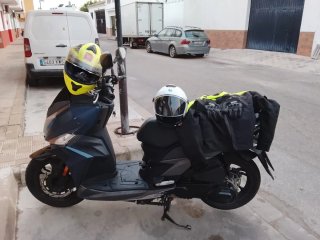 Sym Jet 14 chaqueta y cascos