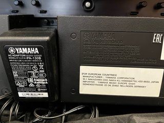 Teclado Yamaha con soporte y funda