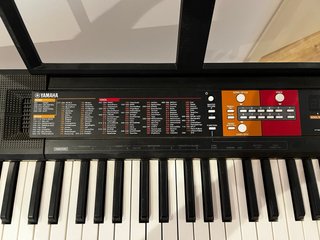 Teclado Yamaha con soporte y funda