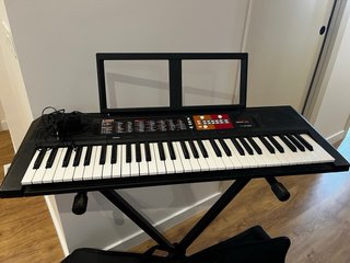Teclado Yamaha con soporte y funda