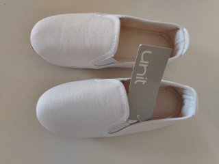Zapatos blancos tipo lona Número 31 con etiqueta