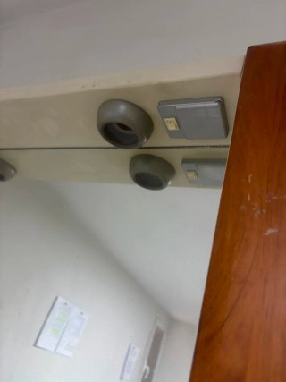 Mueble de baño con espejo y lavabo