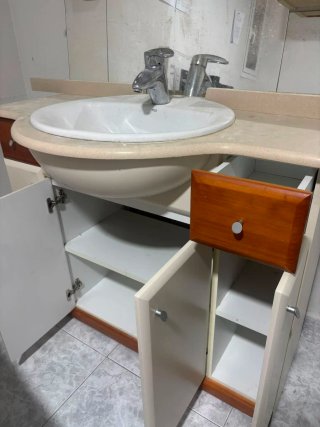 Mueble de baño con espejo y lavabo