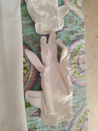 Pantalón y guantes hípica blancos concurso