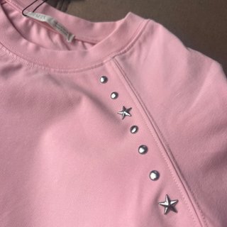Camiseta Zara rosa con tachas plateadas