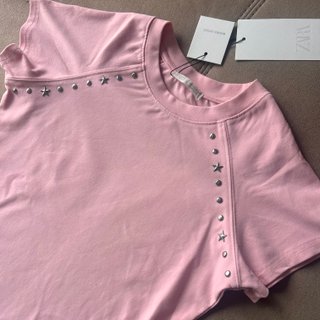 Camiseta Zara rosa con tachas plateadas