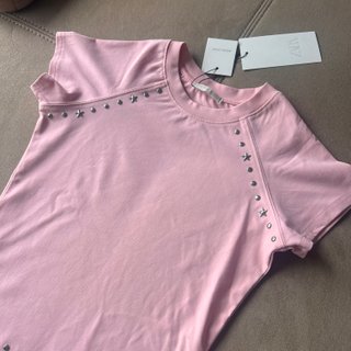 Camiseta Zara rosa con tachas plateadas