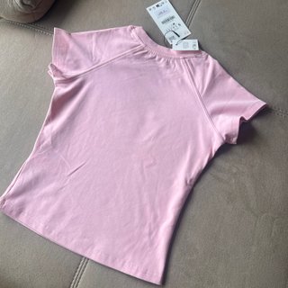 Camiseta Zara rosa con tachas plateadas