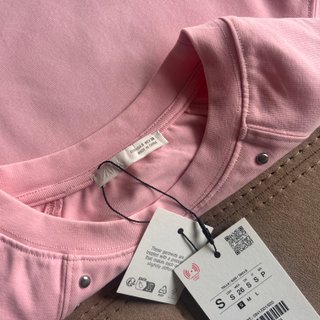 Camiseta Zara rosa con tachas plateadas