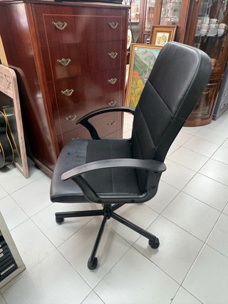 Silla de oficina giratoria negra