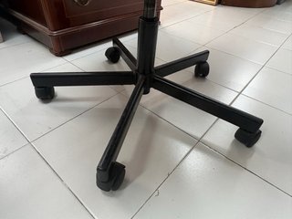 Silla de oficina giratoria negra