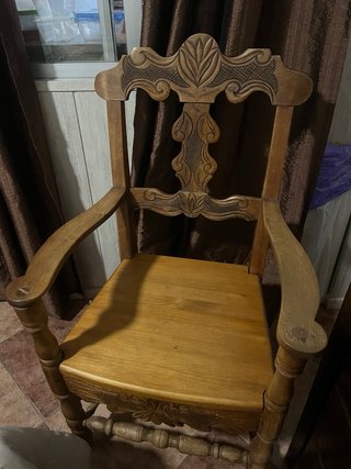 Silla de madera tallada