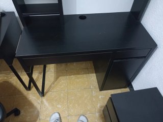 Escritorio de madera negro con estantería