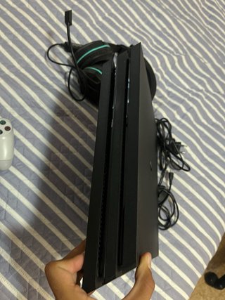 Consola PS4 Pro 1TB Negra + Accesorios