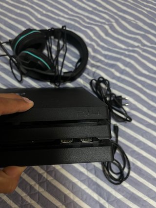 Consola PS4 Pro 1TB Negra + Accesorios