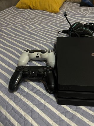 Consola PS4 Pro 1TB Negra + Accesorios