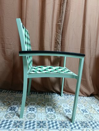 Silla renovada verde menta con estampado