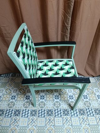 Silla renovada verde menta con estampado