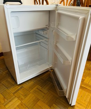 Nevera pequeña blanca