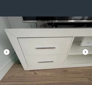 Mueble de salón blanco con estantería