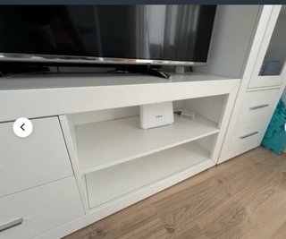 Mueble de salón blanco con estantería