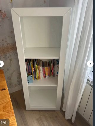 Mueble de salón blanco con estantería
